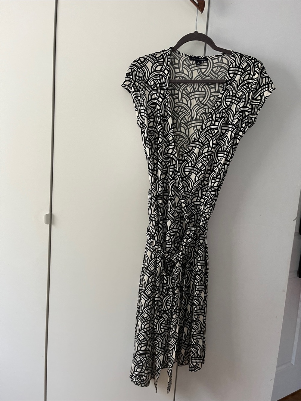 Banana Republic Sleeved Silk Blend Black & White Print Wrap Dress Size M